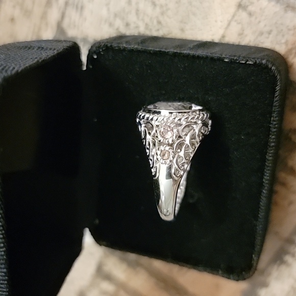 Victoria Wieck ring - Picture 7 of 8